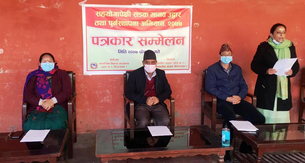 प्रदेश १ मा सडकमा बस्नेहरुको उद्धार गरिँदै