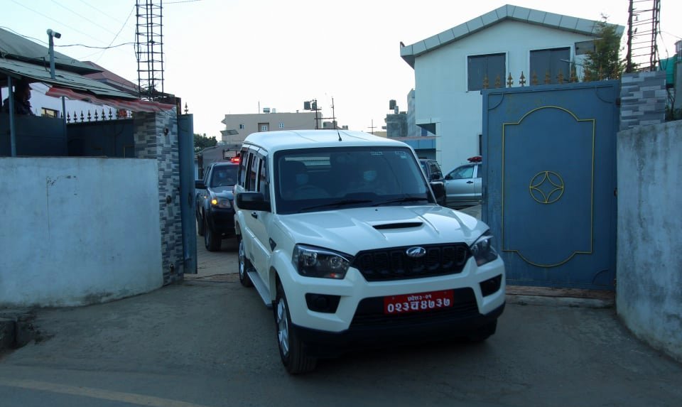 गठबन्धन बैठकअघि माओवादी नेताहरू छलफलमा