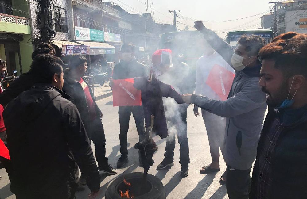 नेकपाकै विद्यार्थी संगठनद्वारा प्रधानमन्त्रीको पुतला दहन