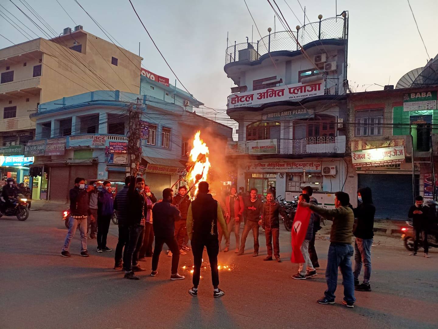 धनगढीमा प्रधानमन्त्री ओलीको पुत्ला दहन