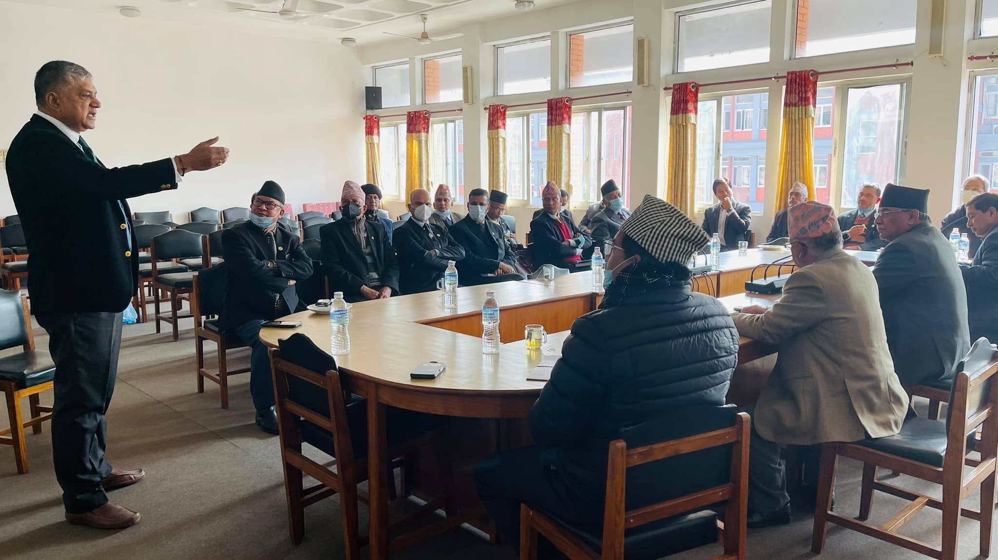 दाहाल–नेपाल समूहले थाल्यो संविधानविद्सँग परामर्श