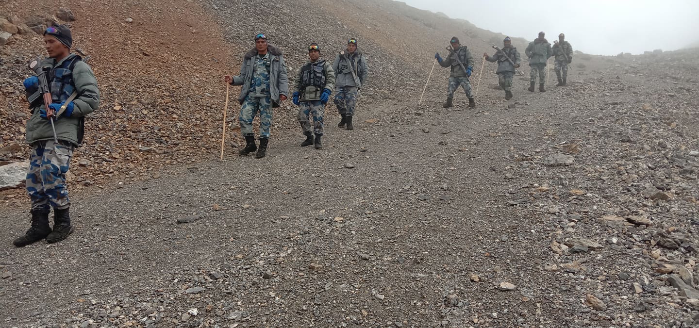 मुटु काम्ने जाडोमा सुरक्षाकर्मीलाई पातलाे ज्याकेट मात्रै 