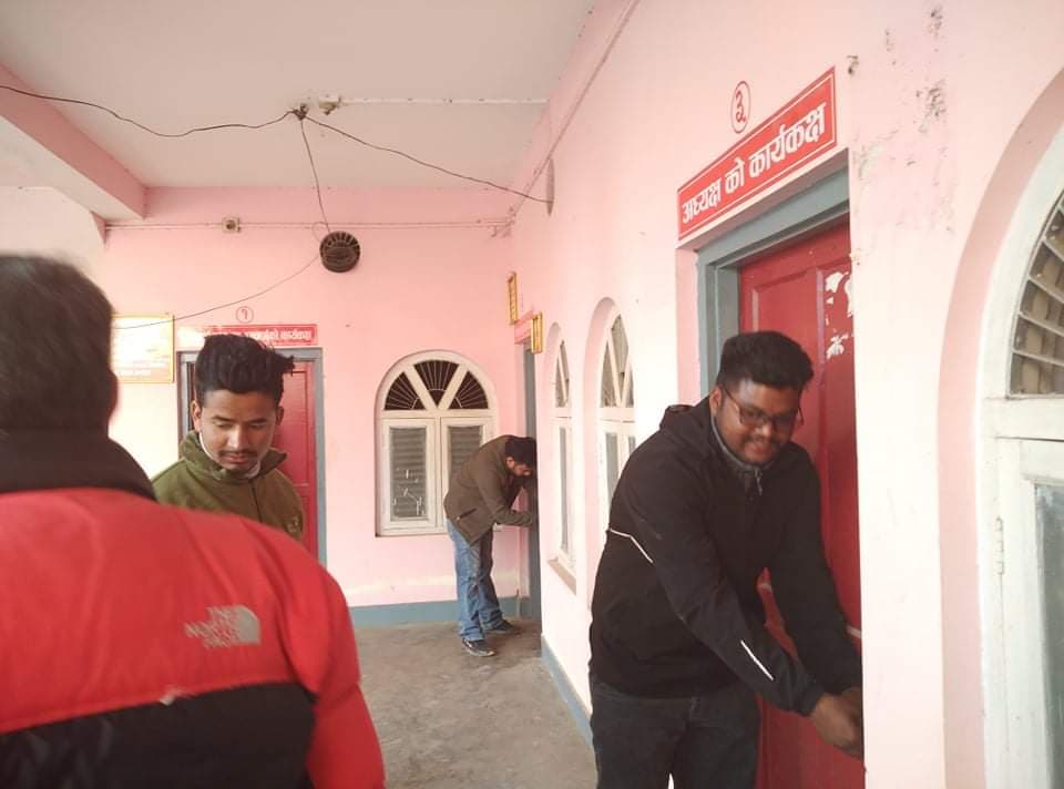 ओली समूहले लगाएको तालामाथि दाहाल समूहले लगायो अर्को ताला 