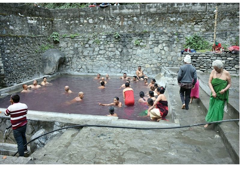 रोग निको हुने विश्वासले तातोपानी कुण्डमा स्थानीयको घुइँचो