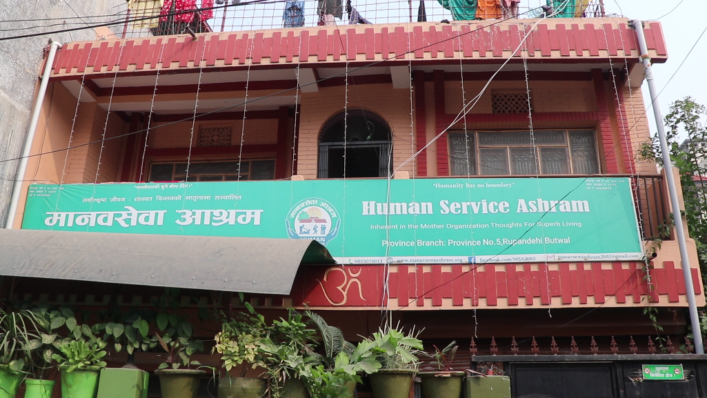सडकमा भेटिएका दुई बङ्गलादेशीलाई परिवारमा पुनःमिलन गराइँदै