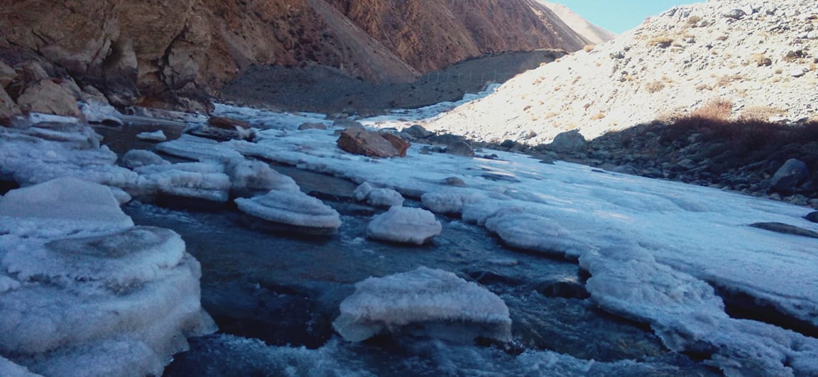 कर्णाली नदीमा पानी जमेर बरफ बन्याे, सीमा सुरक्षाकर्मीलाई समस्या