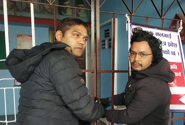 नेकपाको चितवन पार्टी कार्यालयमा ओली समूहको ताला