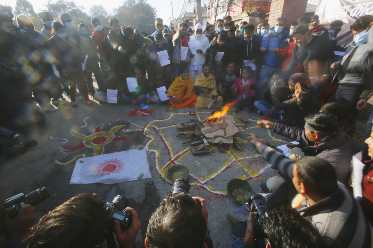 संसद् विघटनविरुद्ध सडकमै स्वाहा !