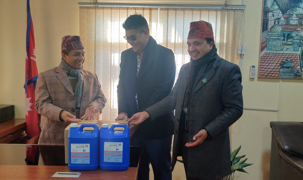 पशुपति क्षेत्र विकास कोषलाई लोमस फर्मास्युटिकल्सको स्वास्थ्य सामग्री