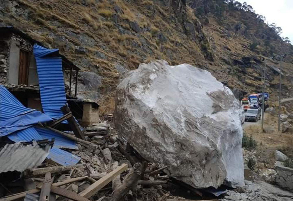पहाडबाट खसेको ढुंगाले भत्कायो घर