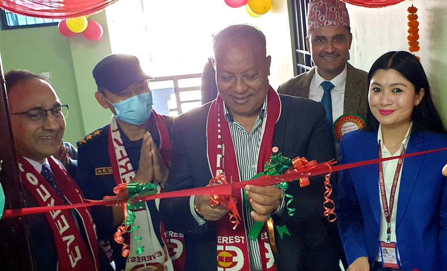 एभरेष्ट बैंककाे १०० औँ शाखा हाकिमचोक चितवनमा