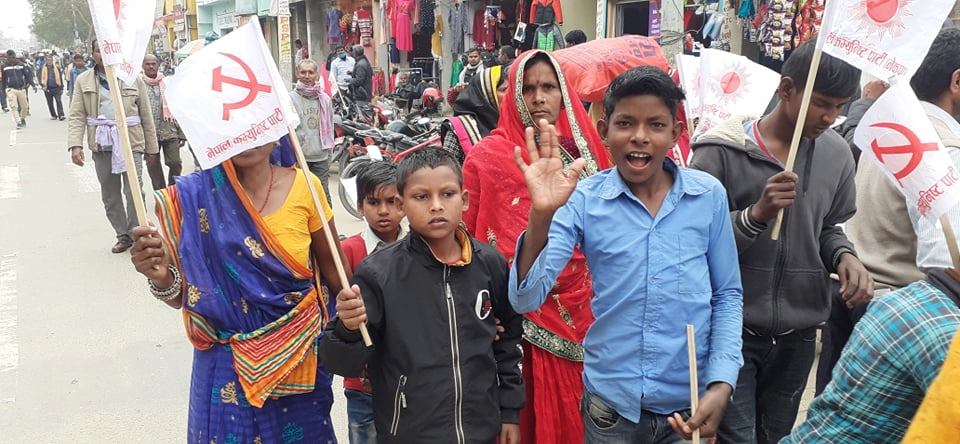 ओली समूहको शक्ति प्रदर्शनमा बालबालिकाको प्रयोग