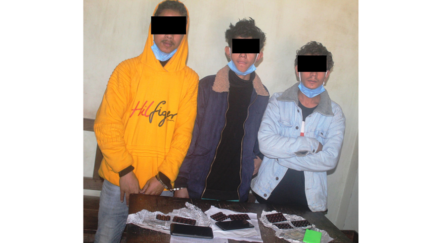 कैलालीबाट लागूऔषधसहित तीन युवक पक्राउ