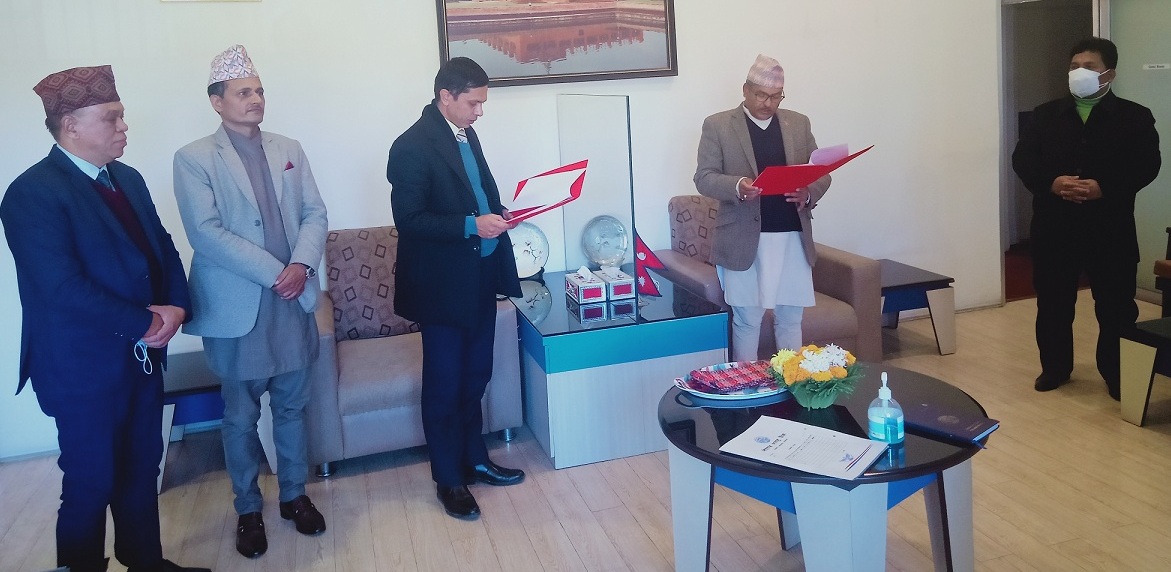 रावा बैंकका अध्यक्ष शर्माद्वारा शपथ ग्रहण