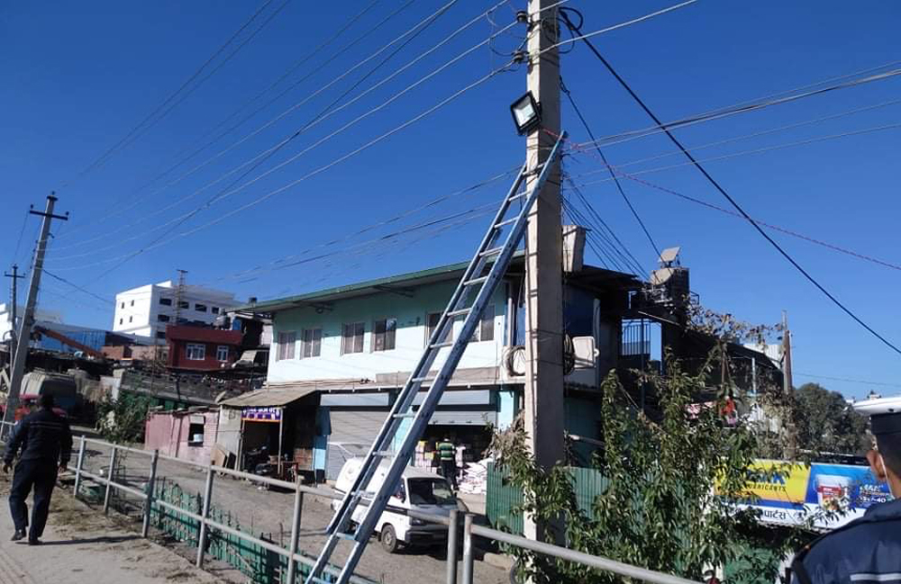 ट्राफिक प्रहरीले राख्न थाल्यो सडक बत्ती
