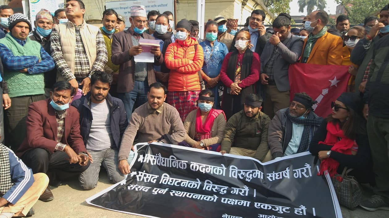 नेकपा रुपन्देहीले प्रधानमन्त्रीलाई पठायो संविधान