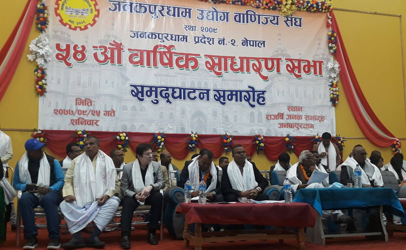 ओलीले रक्तरञ्जित संविधानलाई पनि छोडेनन् : महतो 