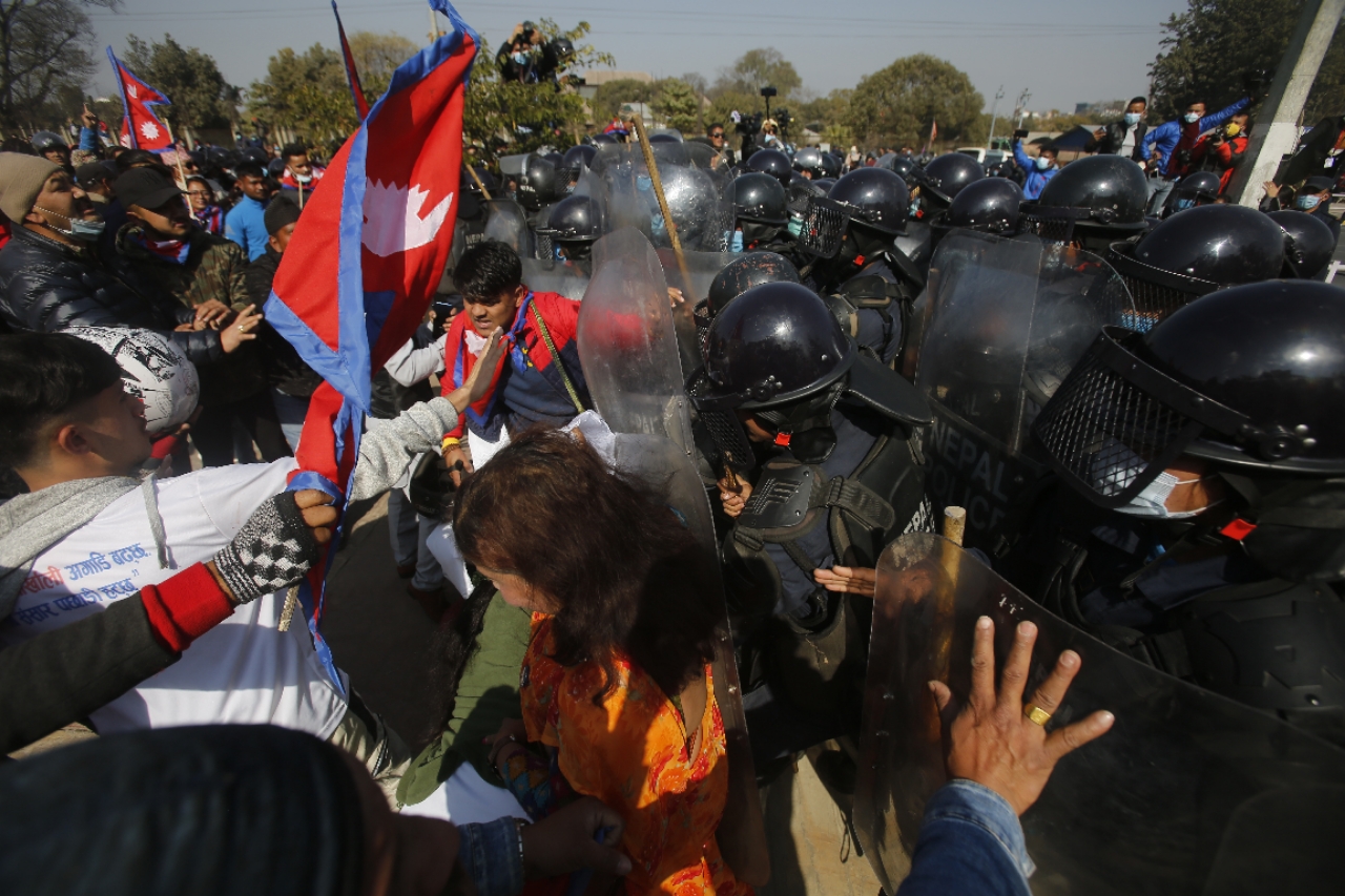 पृथ्वीको सालिकमुनि झडप (फोटो फिचर)