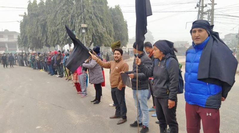 उपप्रधानमन्त्री पोखरेलसहित तीन मन्त्रीलाई सर्लाहीमा कालो झण्डा 