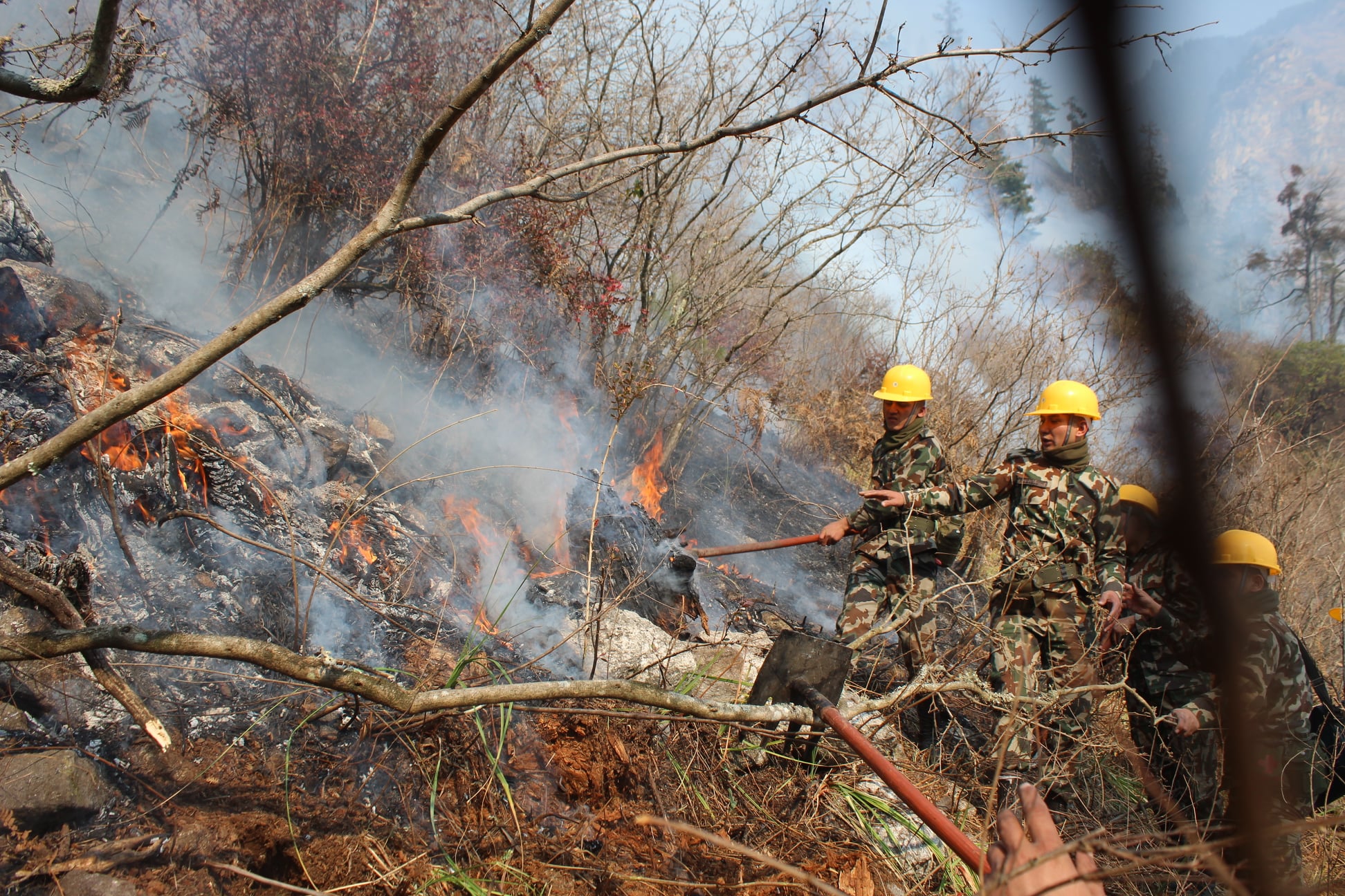 आगो निभाउन सक्रिय नेपाली सेना (फोटो फिचर)