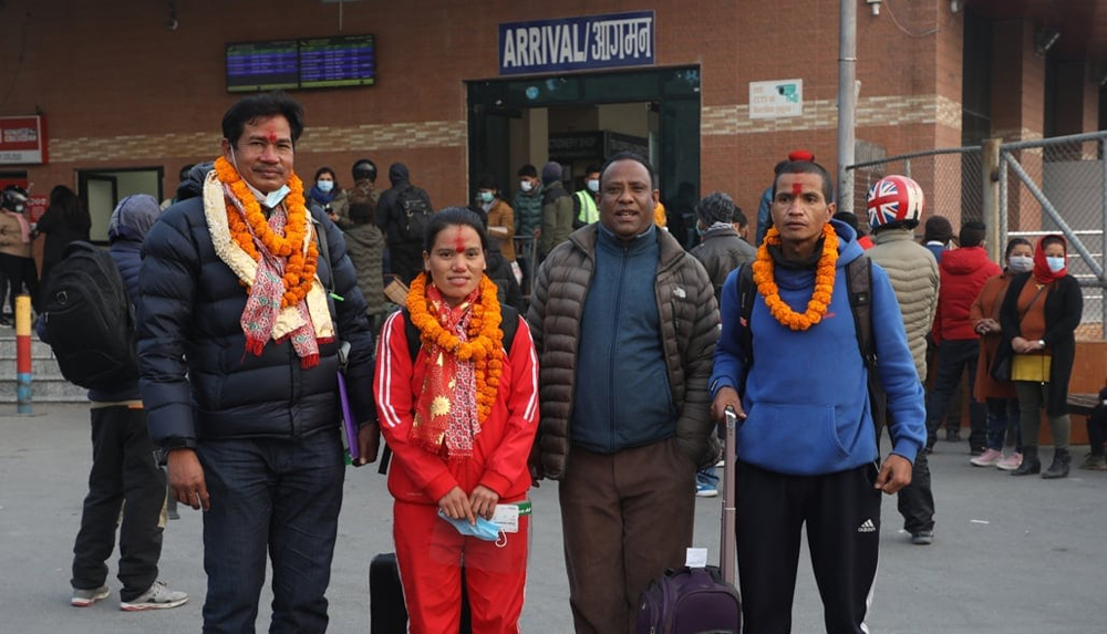 स्वर्ण विजेता एथलेटिक्स टोली स्वदेश फर्कियो