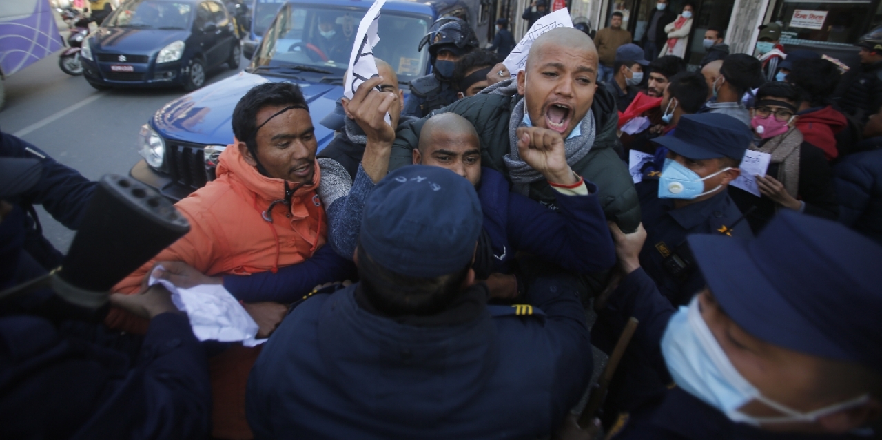 संविधानको हत्या भयो भन्दै नेवि संघका कार्यकर्ता मलामी गए (तस्बिरहरु) 