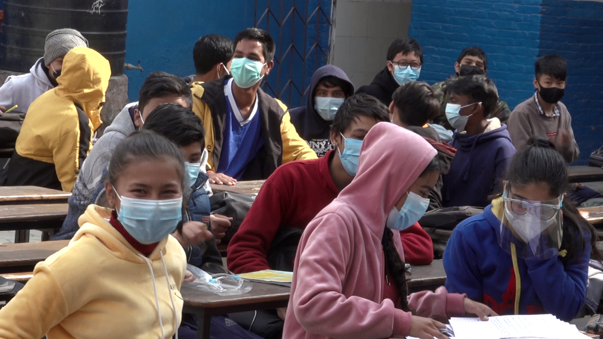 निजी स्कुलमा अनुमतिबिनै पठनपाठन, सरकारीमा टुंगो छैन (भिडियाेसहित)