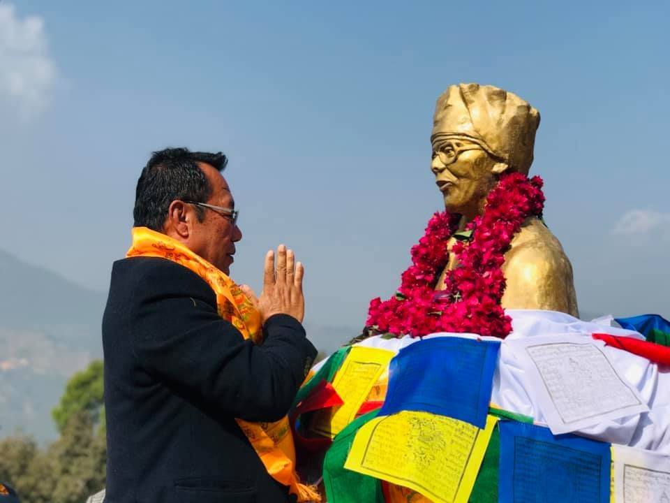 स्याङ्जाको फेदीखोलामा गुुरुङ भाषाका आदिकविको सालिक 