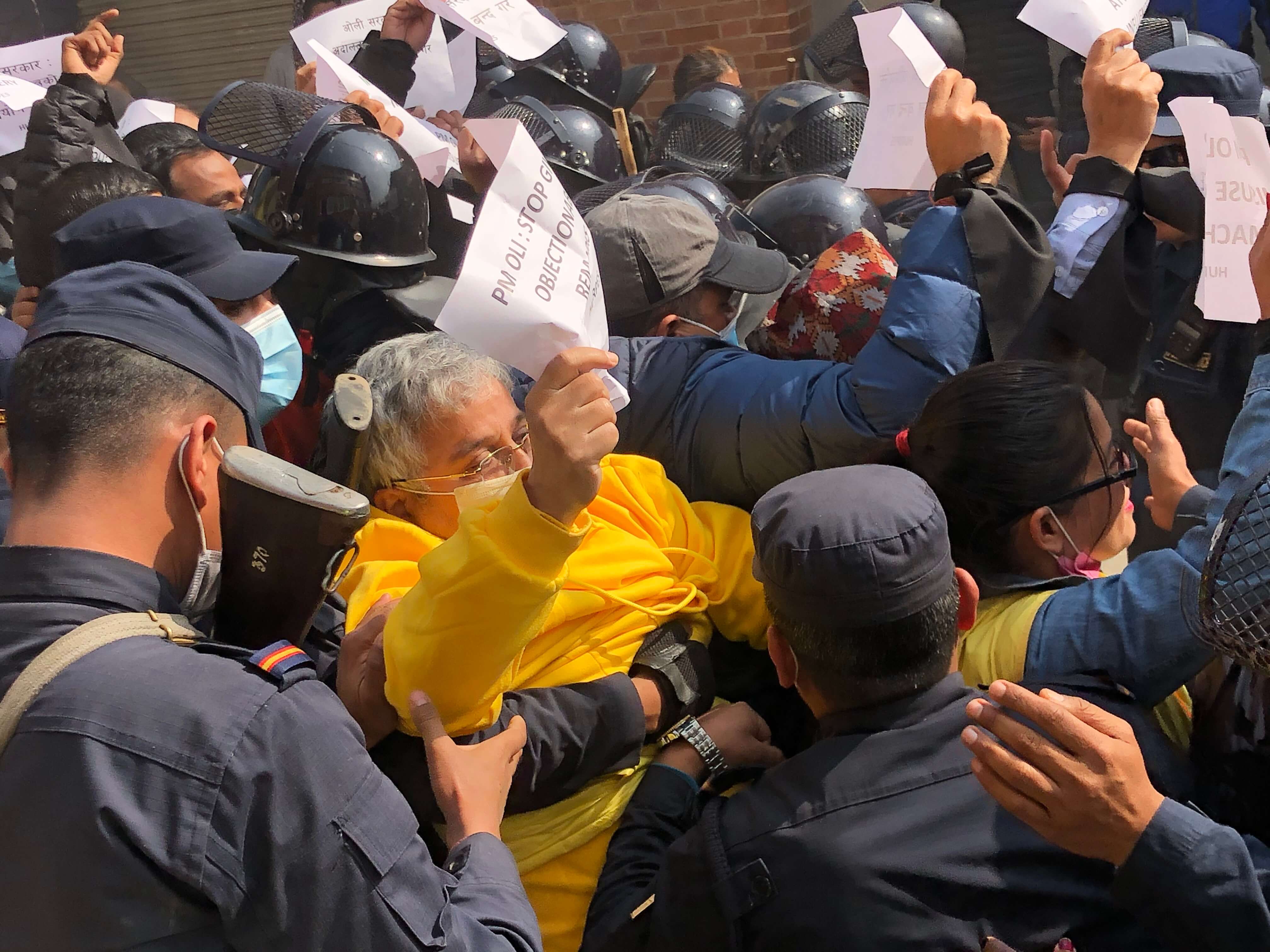 कृष्ण पहाडीसहित २६ जना  पक्राउ 