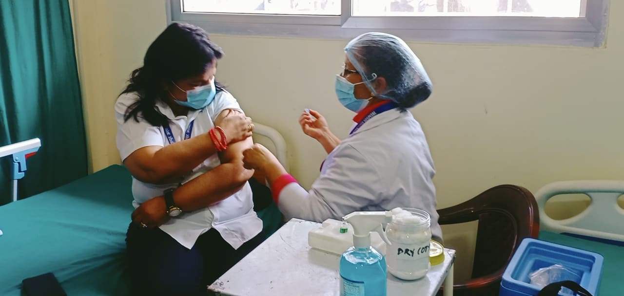 कोरोनाको खोप लगाएपछि भक्तपुर अस्पतालकी मेसुले भनिन्– ढुक्क भएर लगाउनुस्