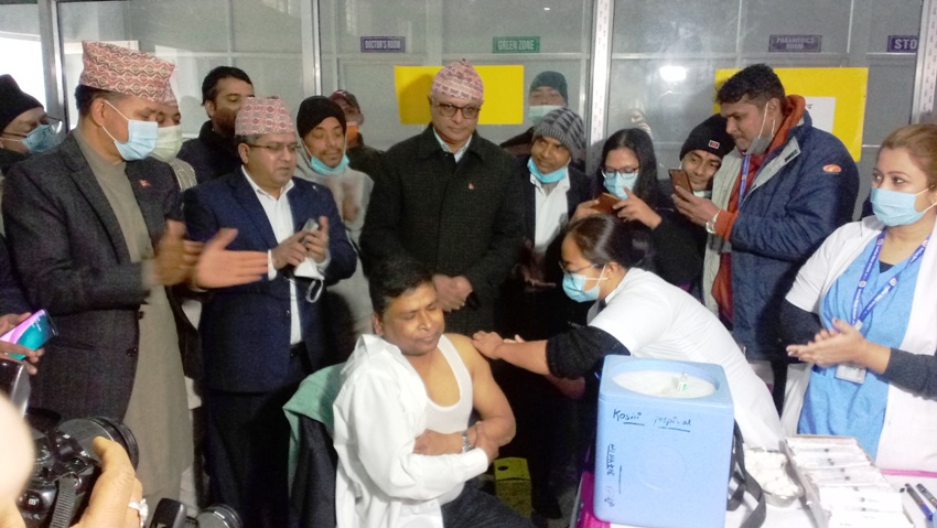 प्रदेश १ मा दुई डाक्टरले लगाए कोरोनाको पहिलो खोप