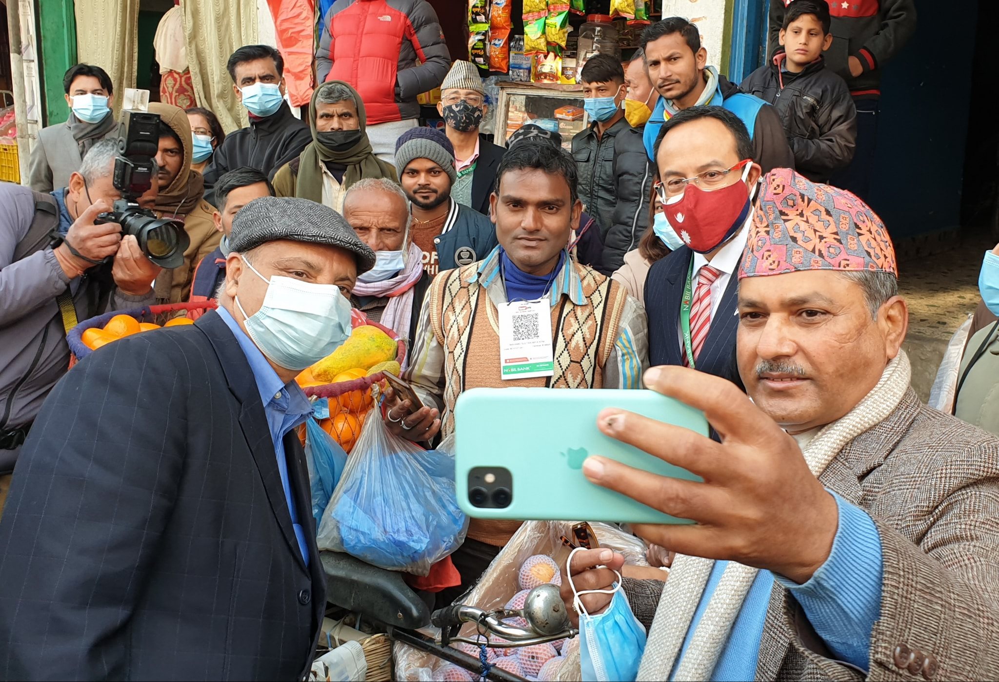 बल्खु तरकारी तथा फलफूल बजारमा नबिल बैंकको क्युआर कोड भुक्तानी सेवा 