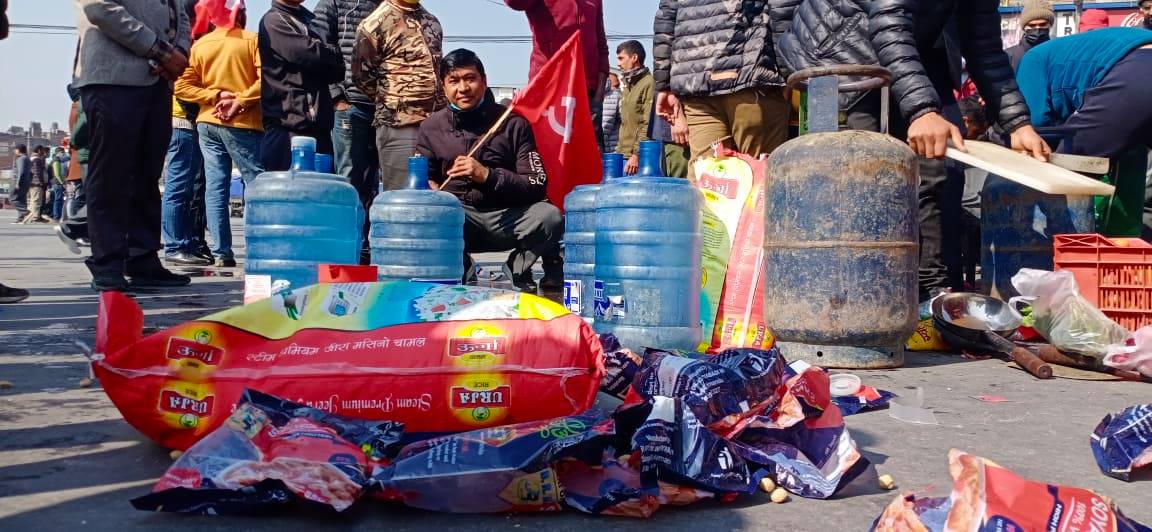 दाहाल–नेपाल समूहका बन्दकर्ता काठमाडौंको कोटेश्वर चोकमा खाना बनाउँदै (फोटो फिचर)