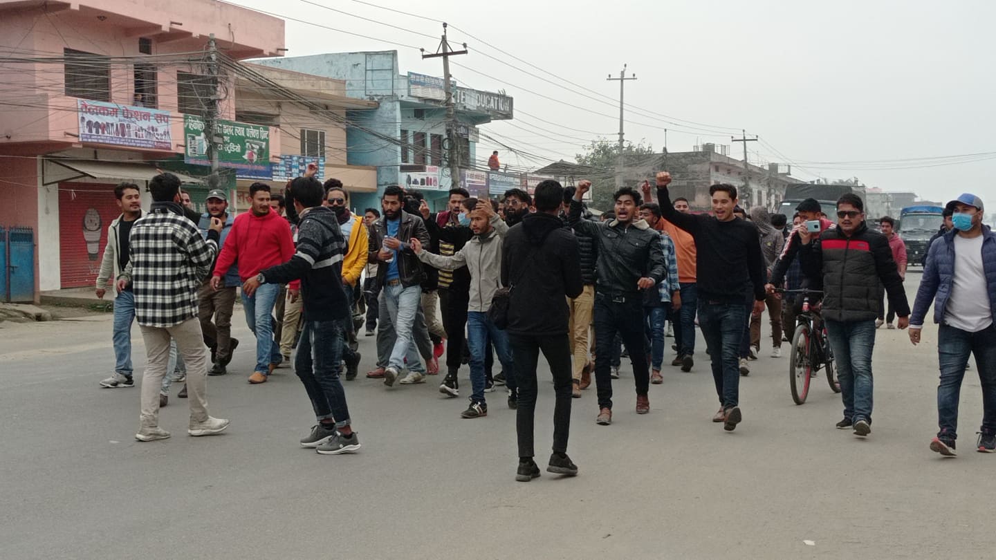 धनगढीमा बजार खुलाउँदै नेकपा ओली पक्षका कार्यकर्ता
