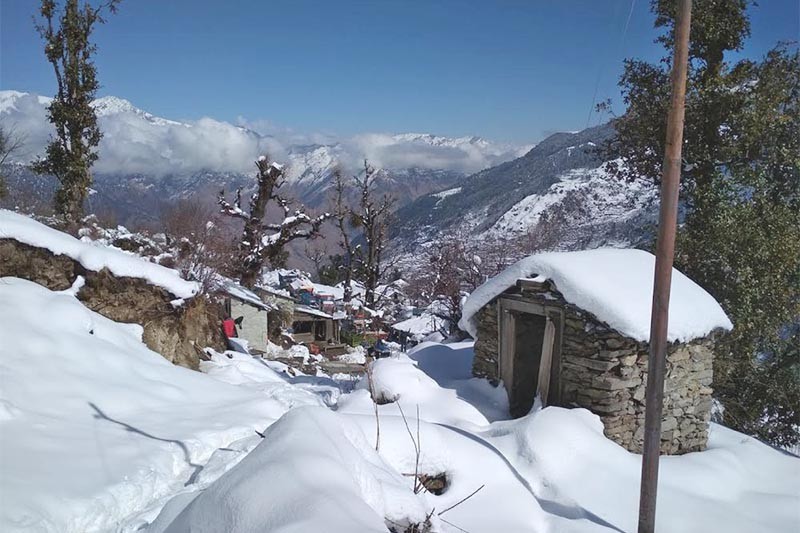 बाजुरामा हिमपात हुँदा किसान उत्साहित, जनजीवन कष्टकर