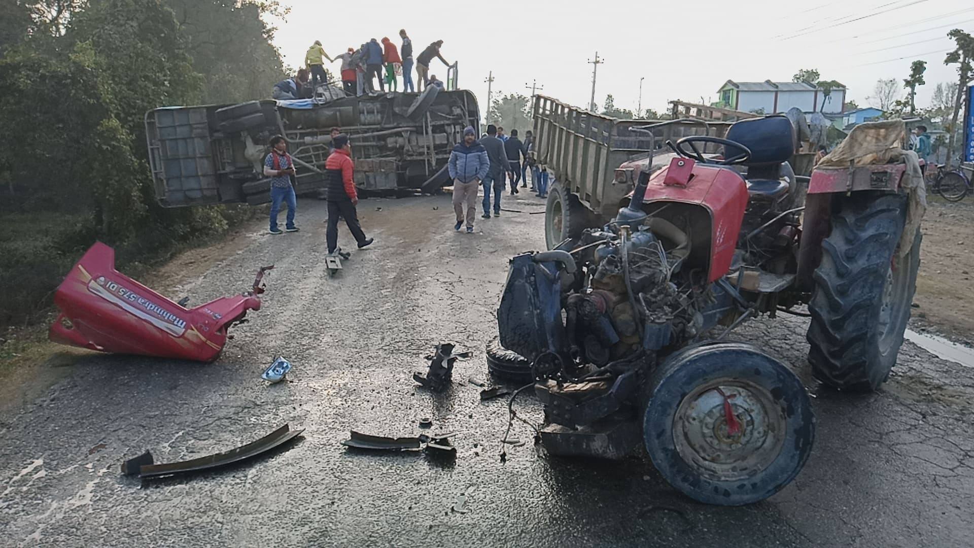 कैलालीमा बस र ट्याक्टर एक आपसमा ठोक्किँदा चार जना घाइते