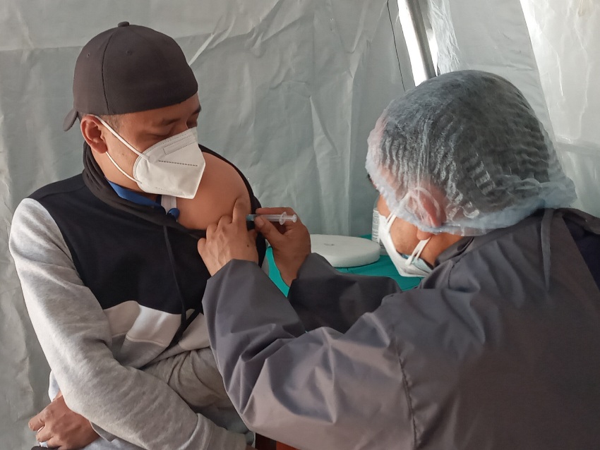 संक्रमणकै अवस्थामा कोरोनाको खोप लाउने कि नलाउने ?