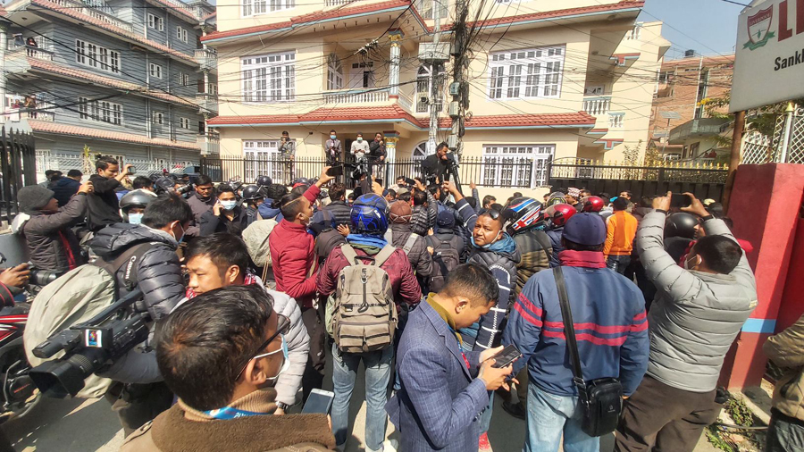 पक्राउ पुर्जी लिएर प्रहरी पुग्यो झाँक्री निवास 