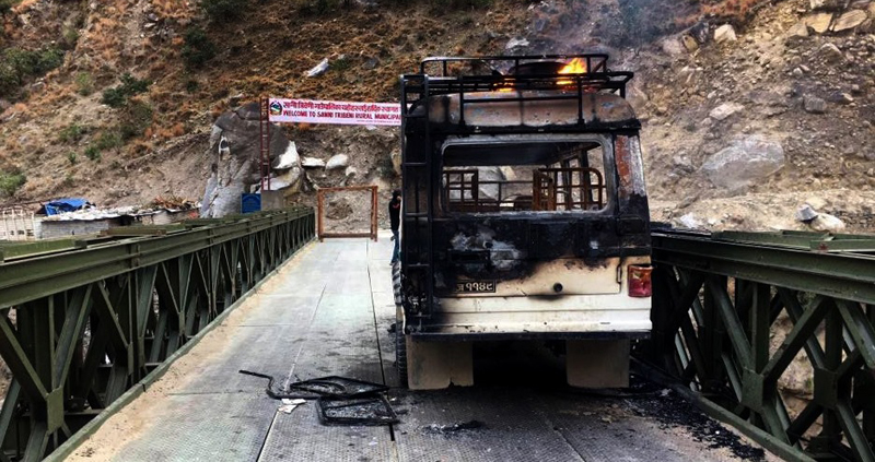 गाडीको ठक्करबाट बालकको मृत्यु, गाडीमा आगजनी