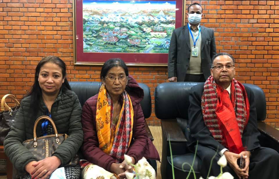 खनाल स्वदेश फिर्ता