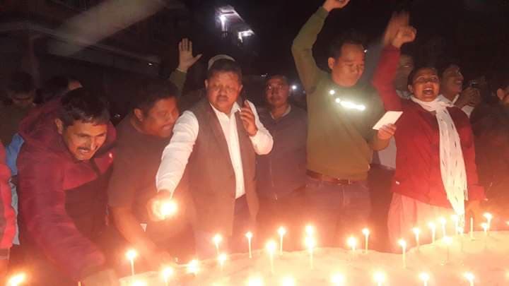 संसद् पुनर्स्थापनाको खुसीयालीमा प्रदेश १ मा दीप प्रज्वलन (तस्बिरहरू)