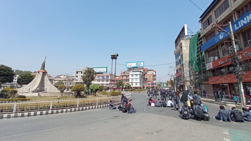 गाडीकाे ठक्करबाट विद्यार्थीकाे मृत्यु, दाेषीलाई कारबाहीकाे माग गर्दै जाउलाखेल सडक अवरुद्ध