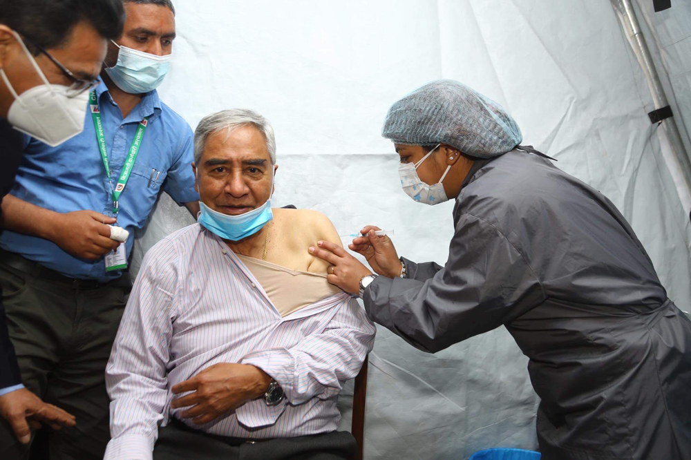 दिनभरको दौडधुपपछि देउवाले लगाए कोरोना खोप