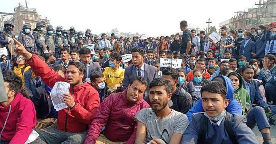 दुर्घटनामा मारिएकी अञ्जुलाई न्याय दिलाउन कोटेश्वरमा विद्यार्थीको प्रदर्शन