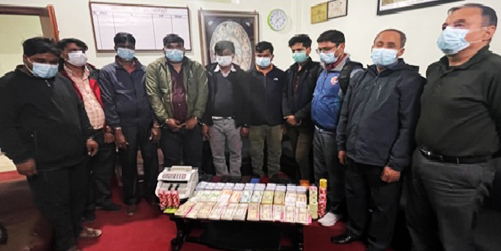 काठमाडौंको सीएमजी क्यासिनोमा छापा, २३ लाख रूपैयाँसहित १० जना पक्राउ