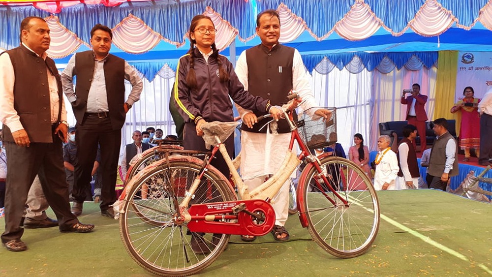 प्रदेश २ सरकारद्वारा १५ सय छात्रालाई साइकल वितरण