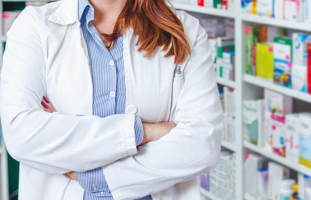 औषधि बेच्नेलाई नाम र पदसहितको सेतो एप्रोन अनिवार्य