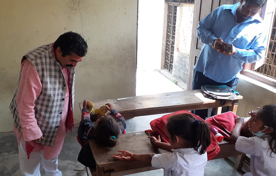 प्रदेश प्रमुख झा जब कक्षा १ मा पढाउन पुगे...