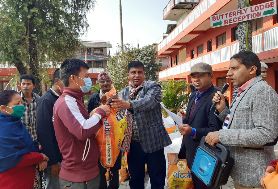 कोभिड प्रभावित कर्मचारीलाई होटल संघद्वारा राहत वितरण