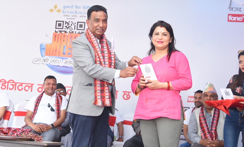मलेखु बजार बन्यो डिजिटल बजार, हरेक पसलमा क्युआर कोडबाट भुक्तानी गर्न सकिने